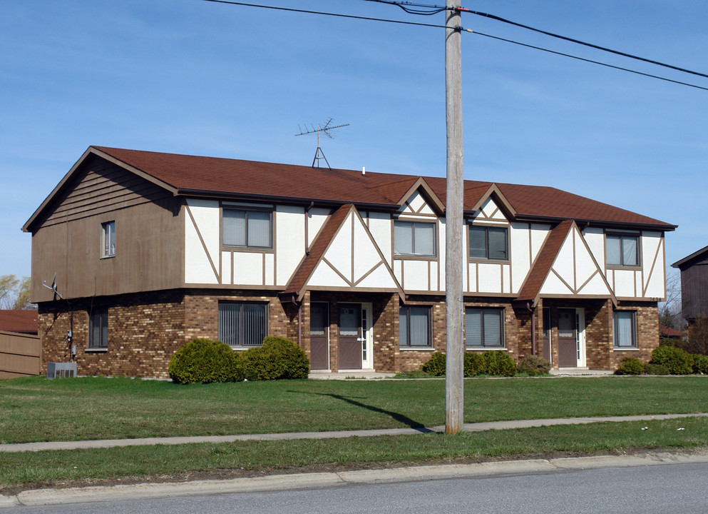 7436 Whitcomb St in Merrillville, IN - Foto de edificio