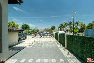 20456 Strathern St in Los Angeles, CA - Building Photo - Building Photo