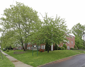 Grande Apartments in Roselle Park, NJ - Building Photo - Building Photo