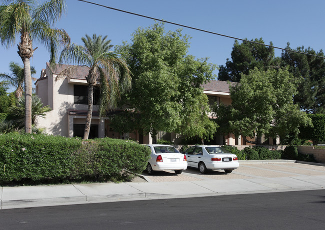 401 N Vista Chino in Palm Springs, CA - Foto de edificio - Building Photo
