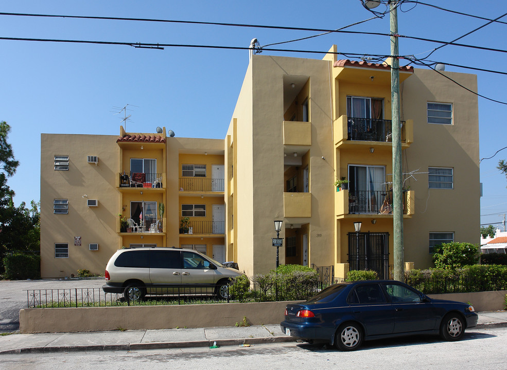 700 SW 6th St in Miami, FL - Building Photo