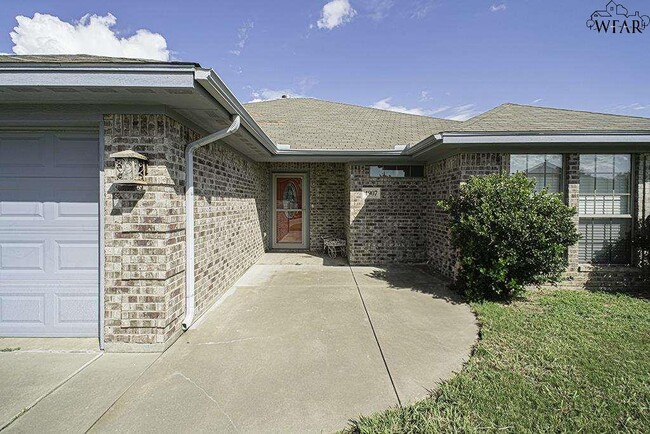 property at 4907 Falcon Crest Blvd