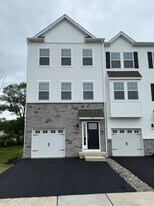136 Bell Ct in Sellersville, PA - Building Photo
