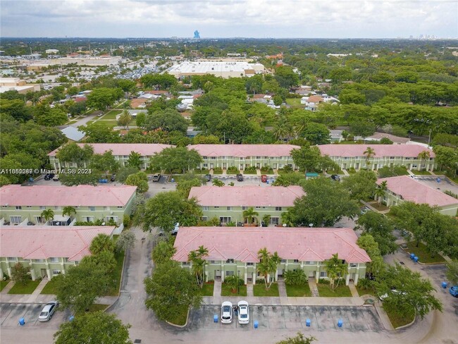 101 Hidden Ct Rd in Hollywood, FL - Foto de edificio - Building Photo