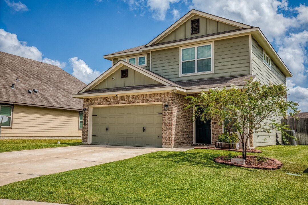 1011 Harvest Ln. in Brenham, TX - Building Photo