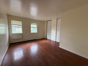 106 Angel Dr in Waterbury, CT - Building Photo - Building Photo