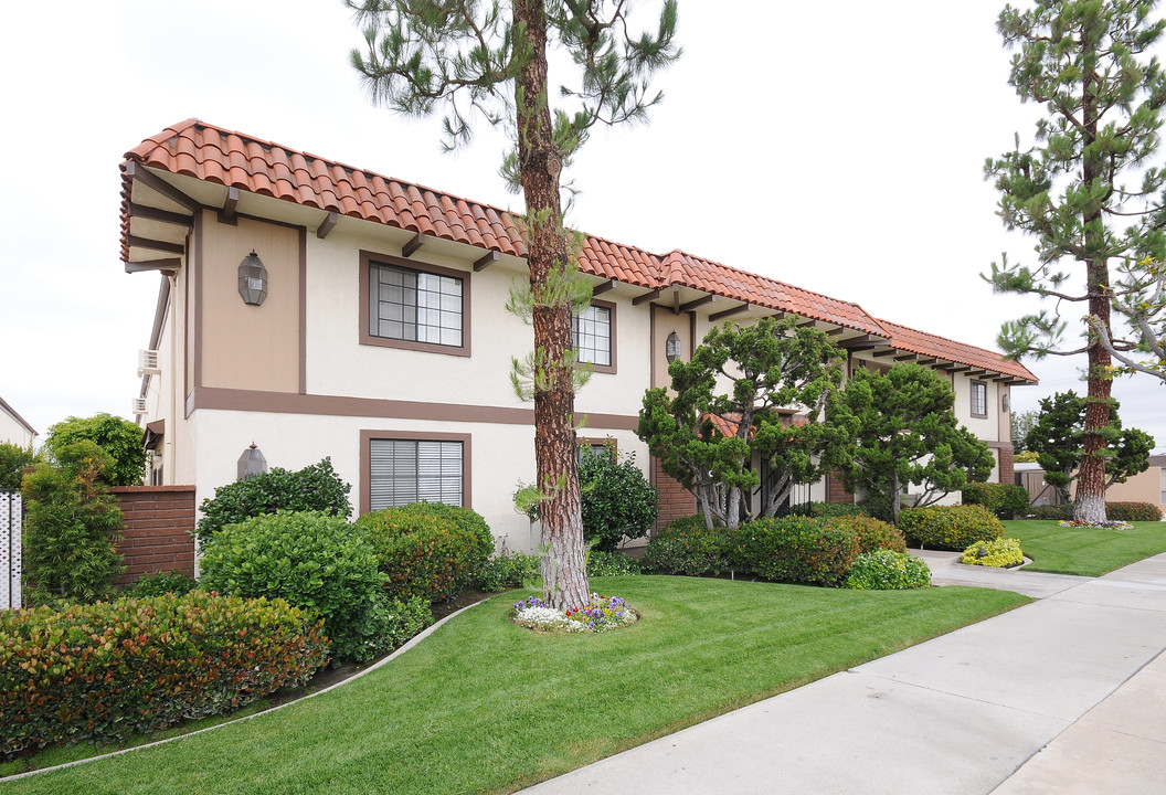 Nutwood Tree Apartments in Anaheim, CA - Building Photo