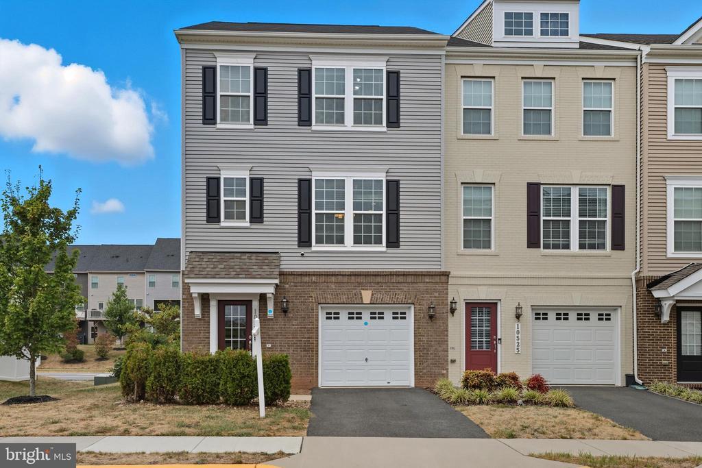 10523 Hinton Wy in Manassas, VA - Building Photo