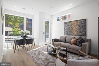 808 13th St NE, Unit H Street Condo in Washington, DC - Foto de edificio - Building Photo