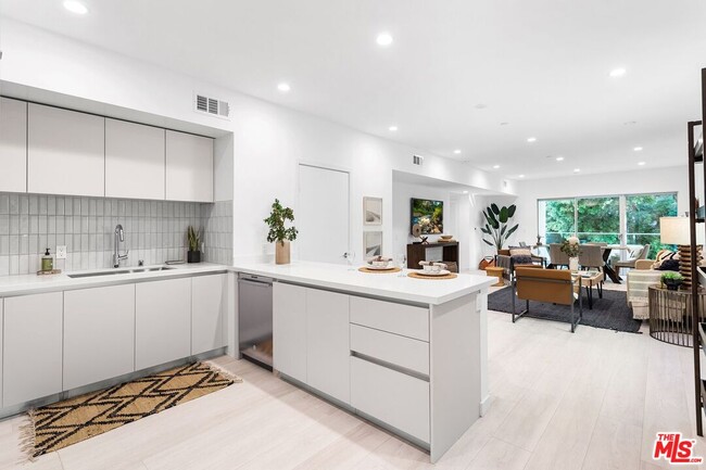 11620 Chenault St in Los Angeles, CA - Building Photo - Building Photo