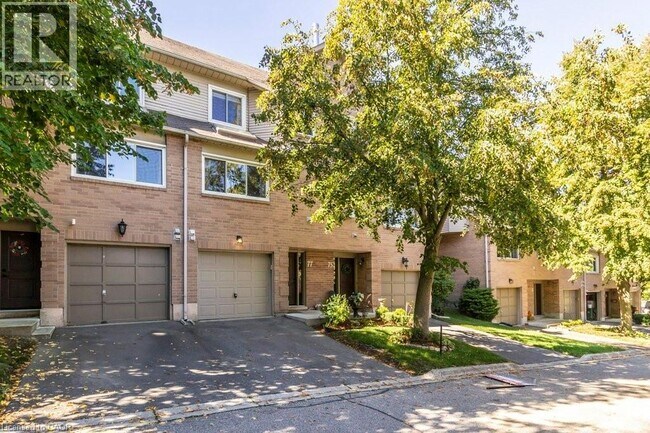 26 Moss Blvd in Hamilton, ON - Building Photo - Building Photo