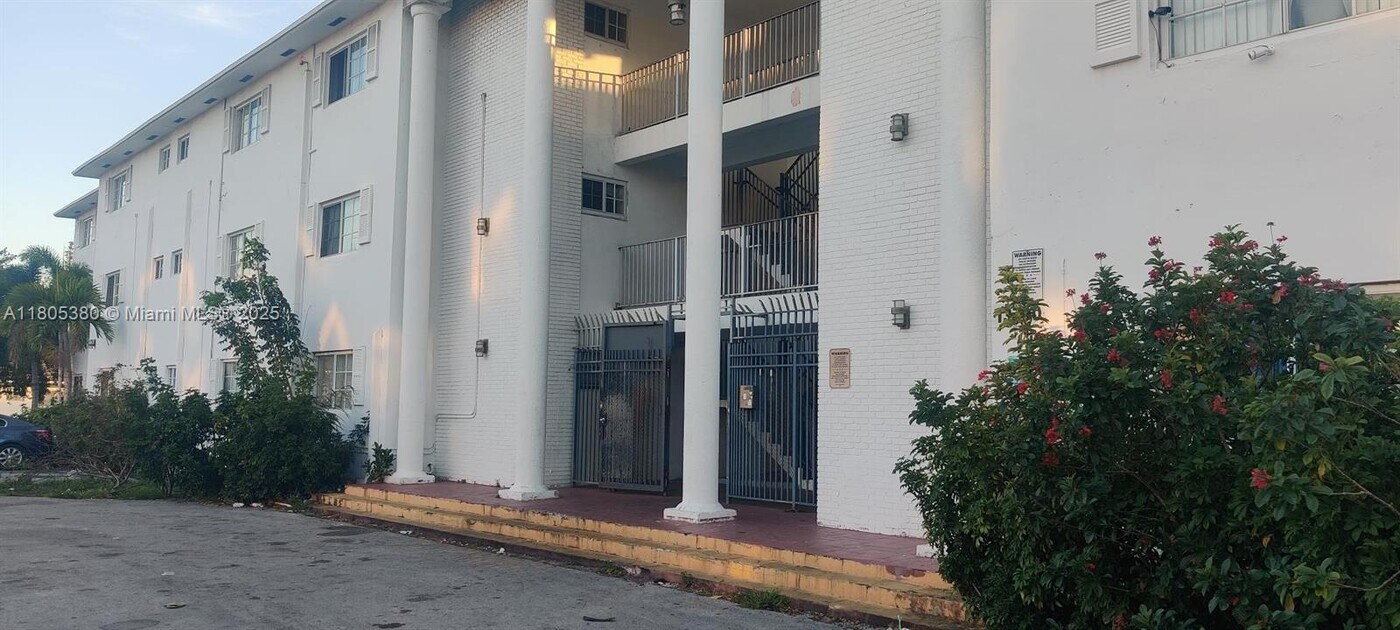 13700 NE 6th Ave in North Miami, FL - Building Photo