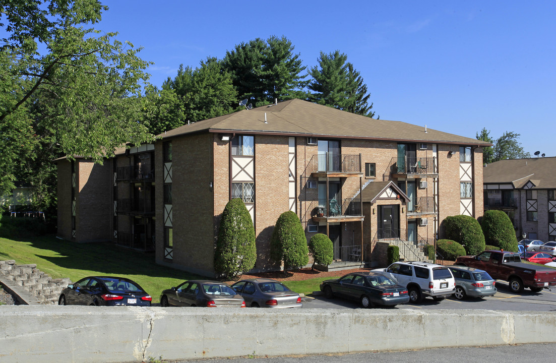 Hilltop Garden in Leominster, MA - Building Photo