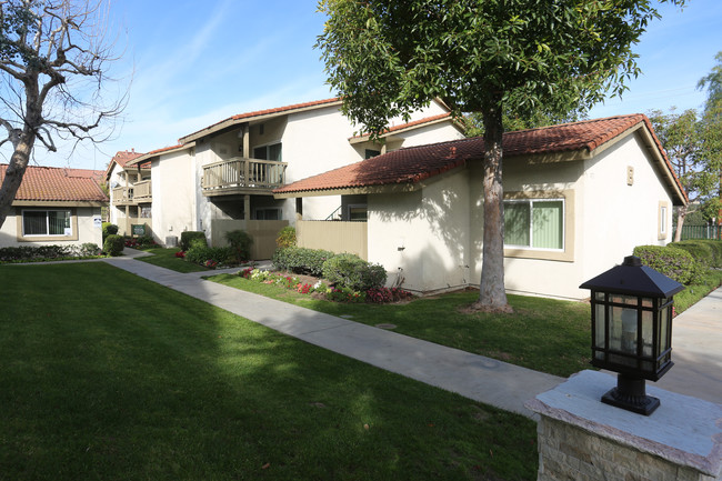 Sand Castle Apartments in La Habra, CA - Foto de edificio - Building Photo