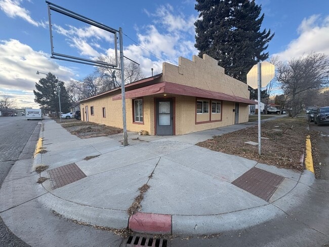 property at 902 N 24th St