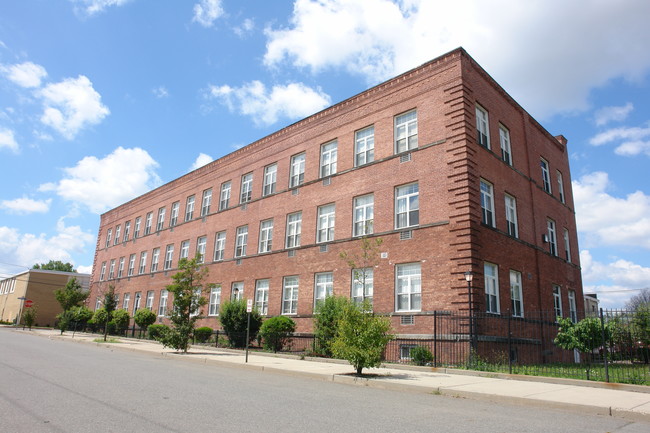 162 High St in Carteret, NJ - Building Photo - Building Photo