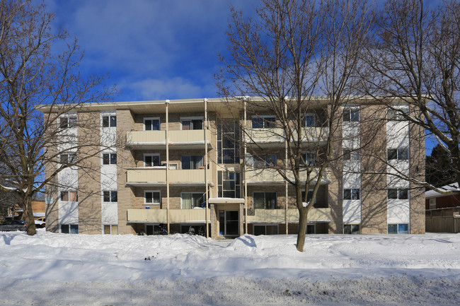 14 Meinzinger Ave in Kitchener, ON - Building Photo - Building Photo