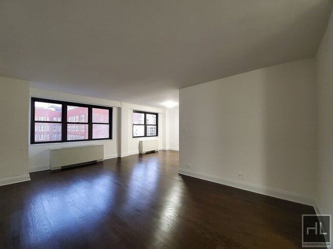 E 16 ST in New York, NY - Building Photo - Building Photo