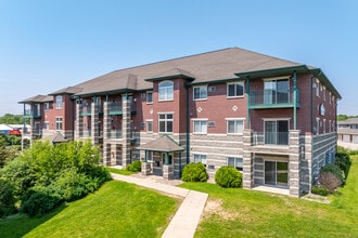 College Avenue Apartments in De Pere, WI - Building Photo - Building Photo