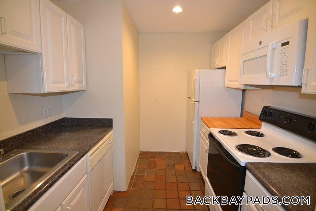 60 St Germain St in Boston, MA - Building Photo