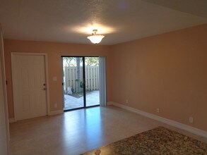 616 Executive Center Dr-Unit -107 in West Palm Beach, FL - Building Photo - Building Photo