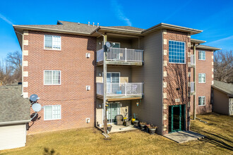 Beacon Pointe Condominiums & Townhomes in Urbandale, IA - Building Photo - Building Photo