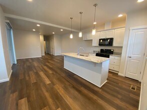 1640 SE Barberry Ave in Dallas, OR - Building Photo - Building Photo