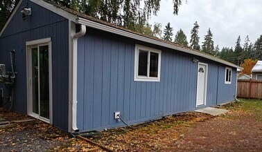 15010 26th Ave NE, Unit MIL in Shoreline, WA - Foto de edificio - Building Photo