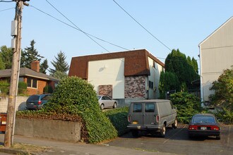 3827 SE Francis St in Portland, OR - Building Photo - Building Photo