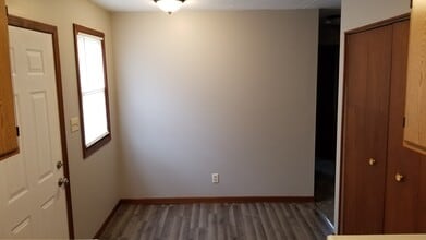 121 S Front St, Unit #5 in Rensselaer, IN - Foto de edificio - Building Photo