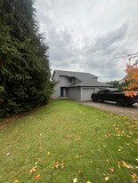 6899 Thurston Rd in Springfield, OR - Building Photo