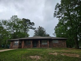 300 Robert Dale Dr in Gulfport, MS - Building Photo