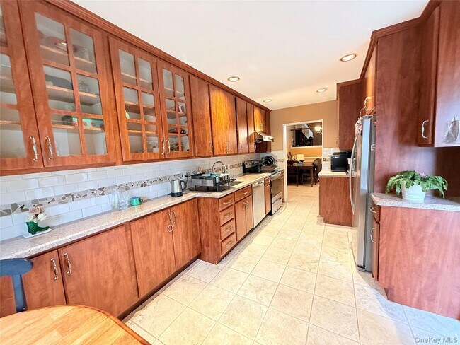 21 Manors Dr in Jericho, NY - Building Photo - Building Photo