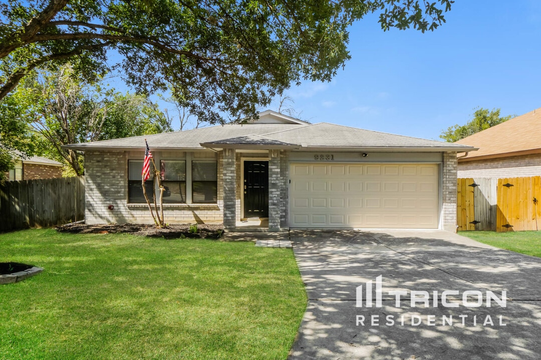 9231 Chinon in San Antonio, TX - Building Photo