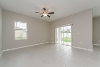 348 Kenilworth Dr in Kissimmee, FL - Foto de edificio - Building Photo