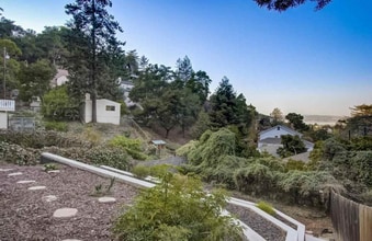1160 Arlington Way in Martinez, CA - Foto de edificio - Building Photo