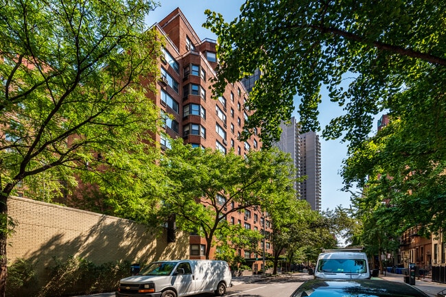 333 E 55th St in New York, NY - Foto de edificio - Building Photo