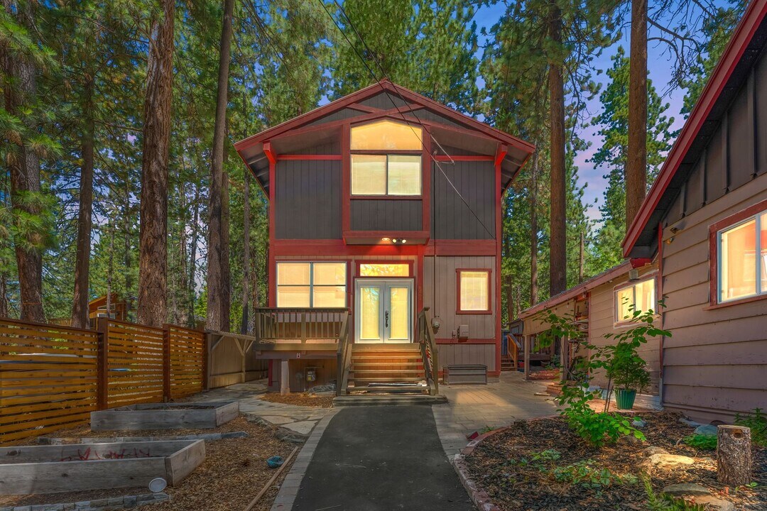 8661 Steelhead Ave in Kings Beach, CA - Foto de edificio