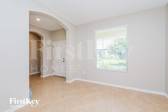 8308 Round Leaf Ln in Riverview, FL - Foto de edificio - Building Photo