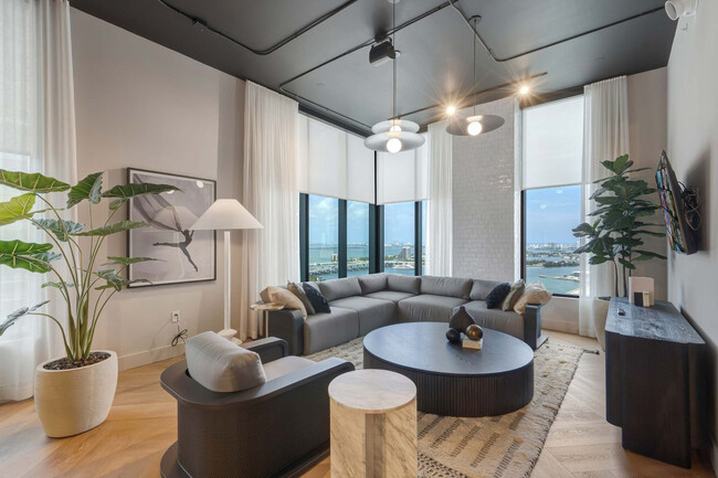 121 NE 5th St, Unit SI FL30-ID1507035P