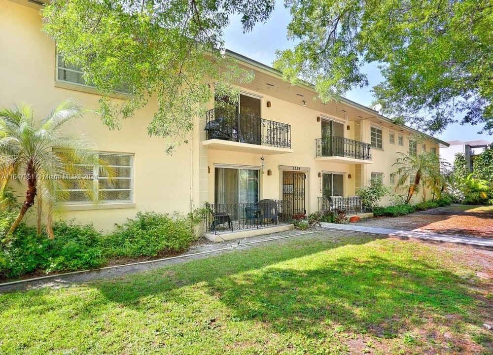 1239 Mariposa Ave in Coral Gables, FL - Building Photo