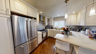 329 W 4th St in Boston, MA - Building Photo