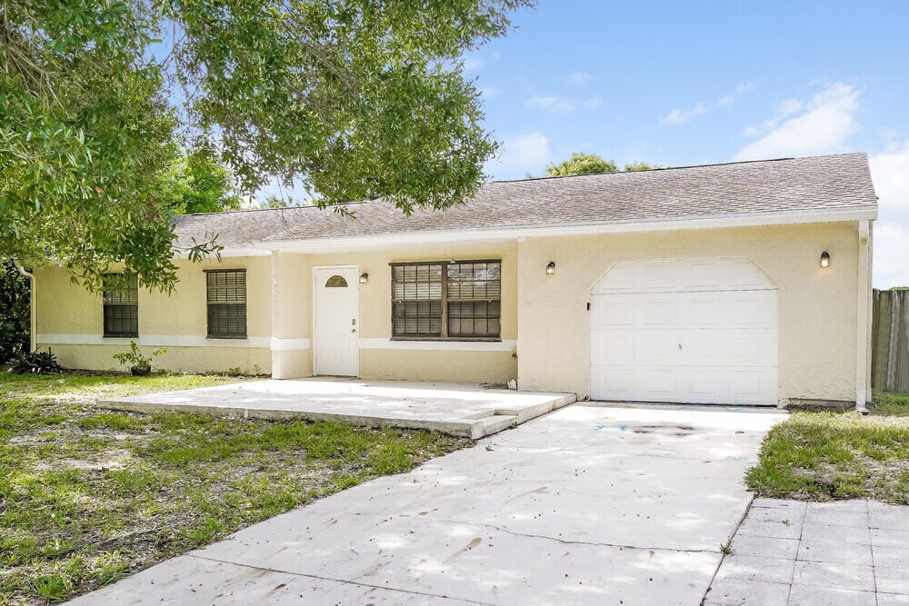 1622 SE Collette Ct in Port St. Lucie, FL - Foto de edificio