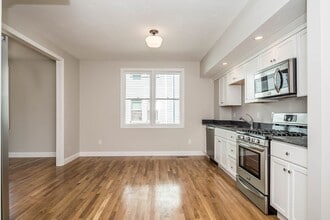 75 Summer St, Unit 1 in Medford, MA - Building Photo - Building Photo