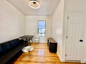 21-37 33rd Street, 3E in Queens, NY - Building Photo - Building Photo