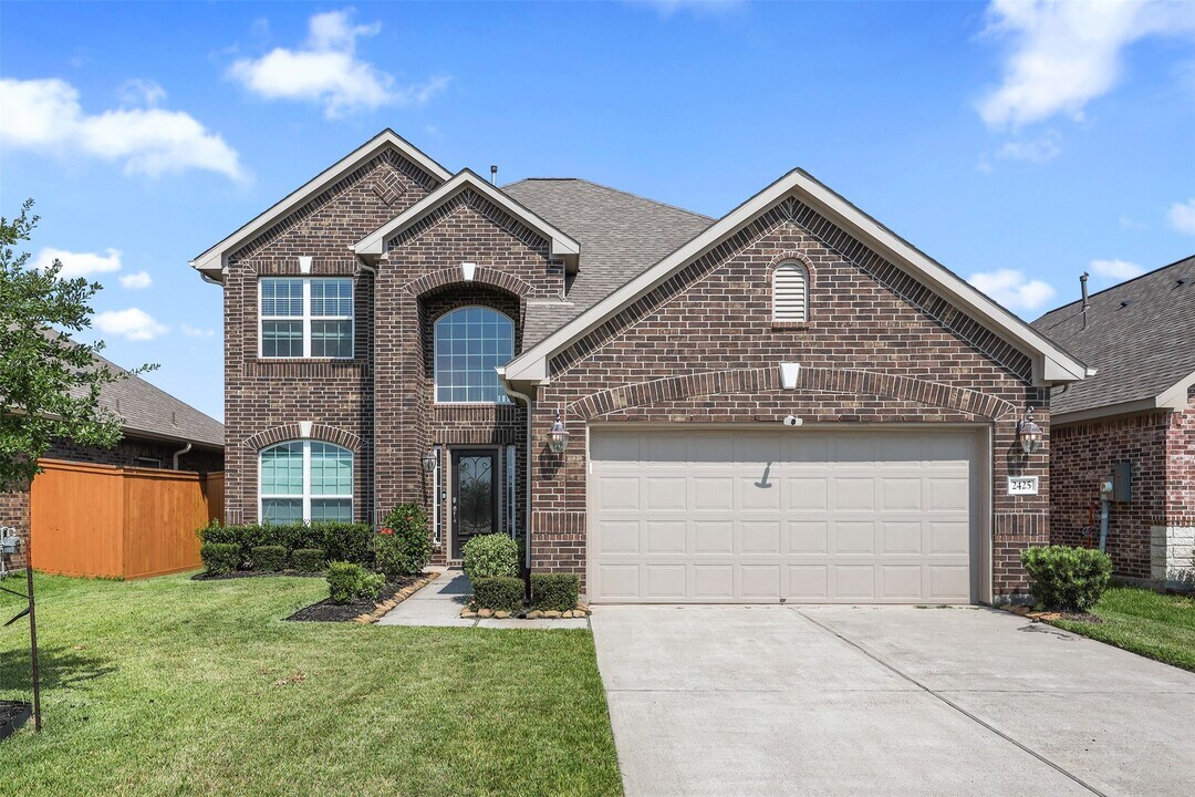 2425 Village Azalea Dr in Texas City, TX - Building Photo