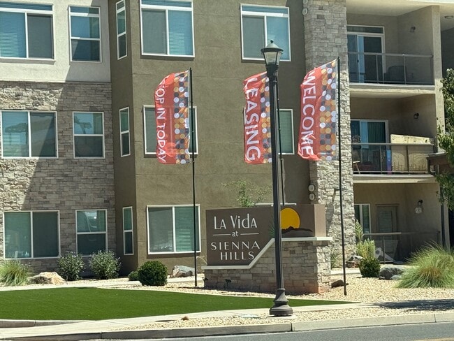 La Vida at Sienna Hills in Washington, UT - Foto de edificio - Building Photo
