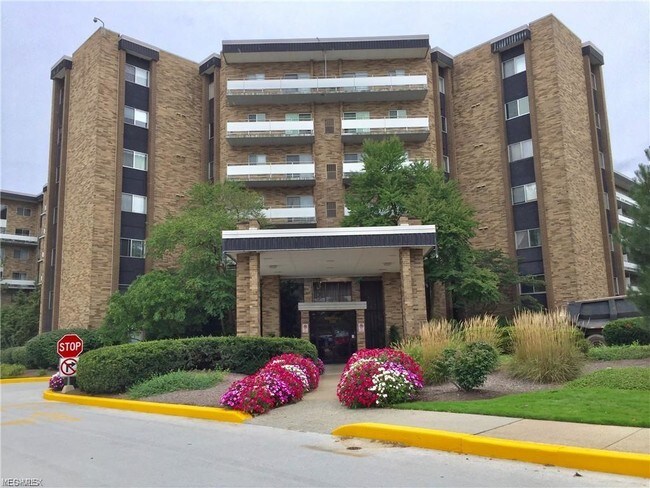 2202 Acacia Park Dr-Unit -2603 in Lyndhurst, OH - Building Photo - Building Photo