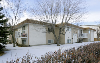 4819 Varsity Dr NW in Calgary, AB - Building Photo - Primary Photo