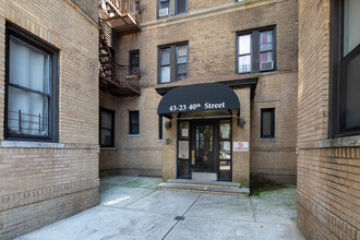 43-23 40th Street in Long Island City, NY - Foto de edificio - Building Photo